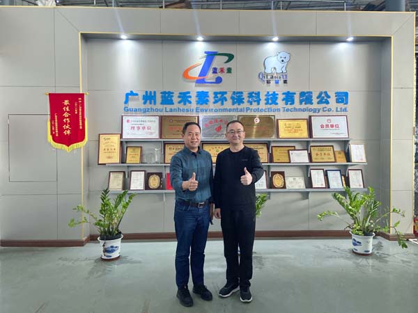 白云區(qū)物流商會領導與藍禾素合照